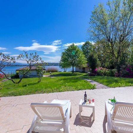 Villa Martine Au Bord Du Lac - Happy Rentals Cadrezzate Exterior photo