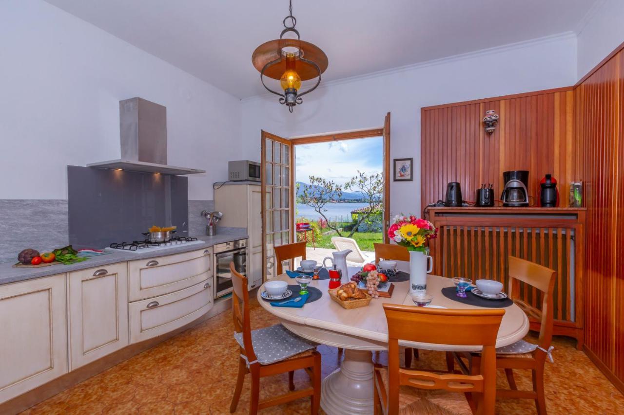 Villa Martine Au Bord Du Lac - Happy Rentals Cadrezzate Exterior photo