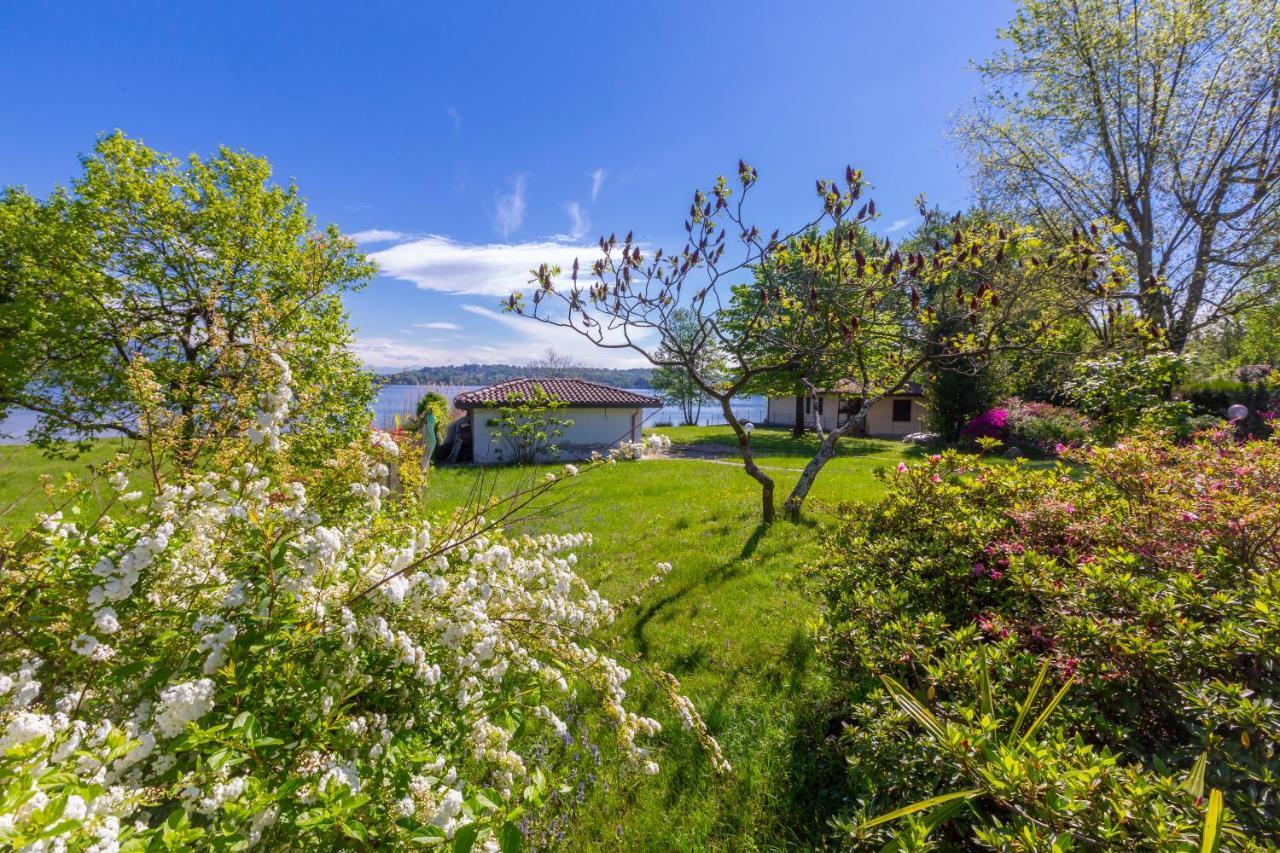 Villa Martine Au Bord Du Lac - Happy Rentals Cadrezzate Exterior photo