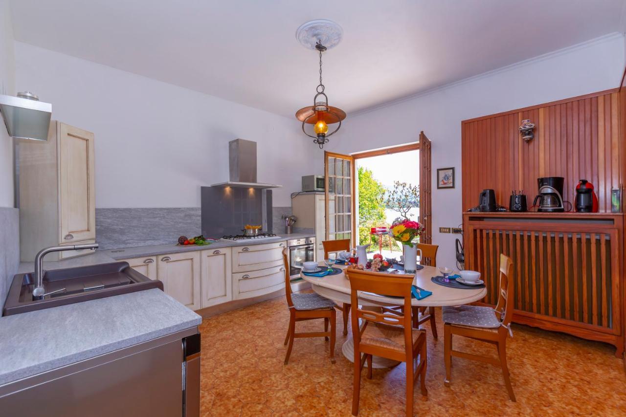 Villa Martine Au Bord Du Lac - Happy Rentals Cadrezzate Exterior photo