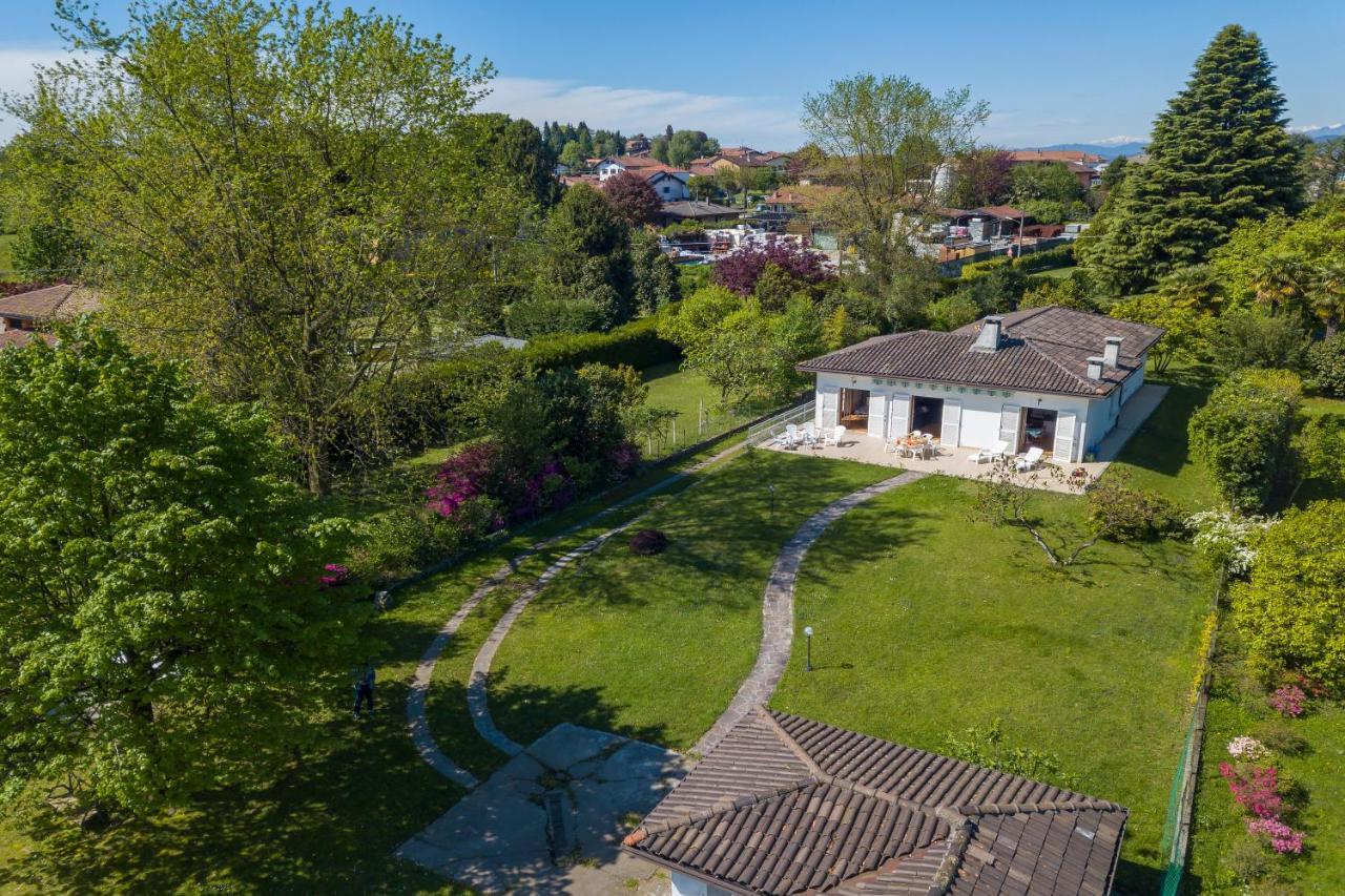 Villa Martine Au Bord Du Lac - Happy Rentals Cadrezzate Exterior photo